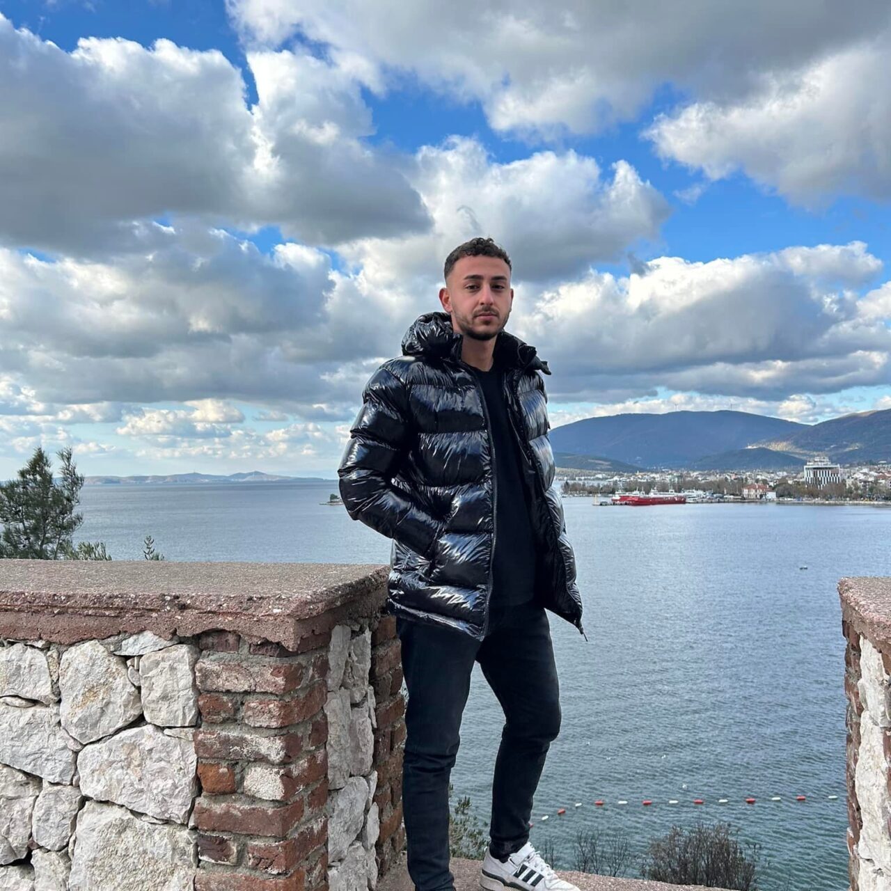 Balıkesir'in Erdek ilçesinde 20 yaşındaki Usame Sarı, Yalı Mahallesi'nde başından