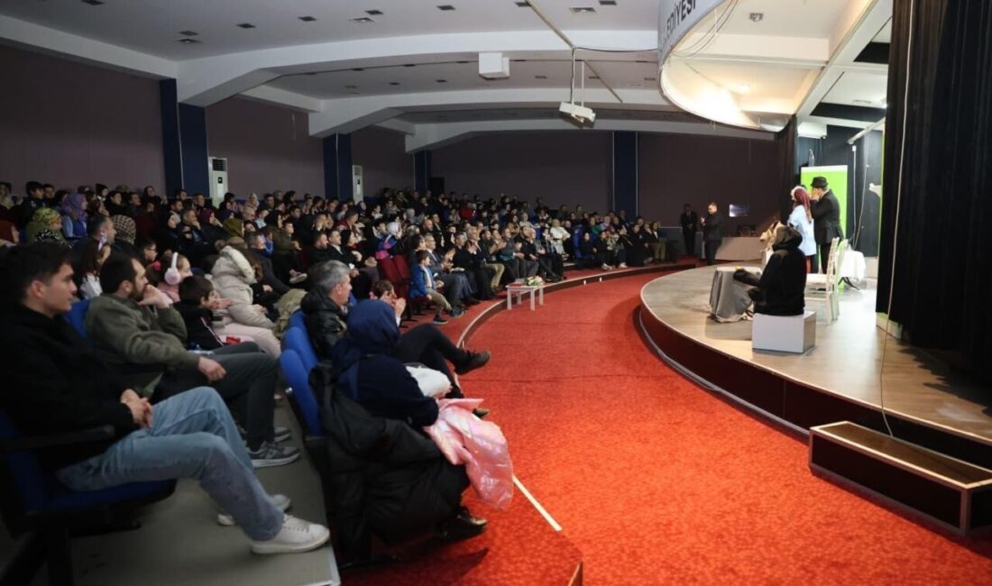 Erenler Belediyesi’nden “Fadıl & Faik Yanlış Anlama” Tiyatro Gösterimi Büyük İlgi Gördü Erenler Belediyesi, "Fadıl & Faik Yanlış Anlama" adlı tiyatro oyununu