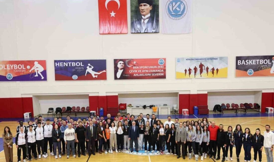 Kayseri’de düzenlenen Üniversitelerarası Basketbol Türkiye Şampiyonası eleme grubu maçları tamamlandı Kayseri Üniversitesi’nin ev sahipliğinde düzenlenen Üniversitelerarası Basketbol Türkiye Şampiyonası eleme