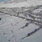 Demirpınar’da yoğun buzlanma nedeniyle tır bariyerlere çarptı, 1 yaralı, yol 4 saat kapalı kaldı.
