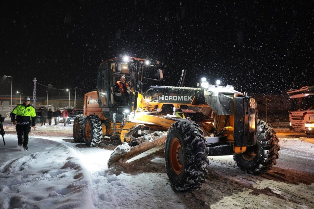 Erzincan Valisi Hamza Aydoğdu, yoğun kar yağışı sonrası kar temizleme
