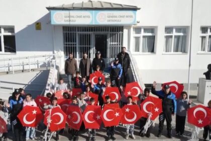 Erzincan’da 100 Öğrenciye Uçurtma Şenliği Düzenlendi, Gökyüzü Renklenerek Çocuklar Güldü