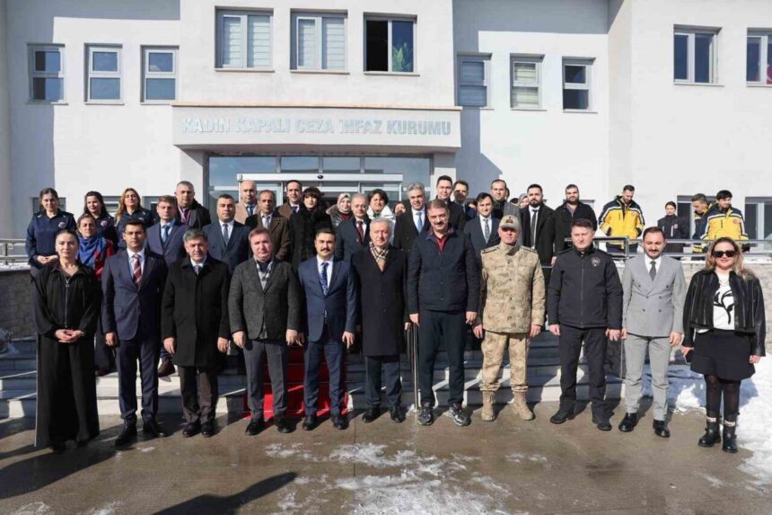 Erzincan Valisi Hamza Aydoğdu, Kadın Kapalı Ceza İnfaz Kurumu’ndaki el emeği sergisini ziyaret etti.