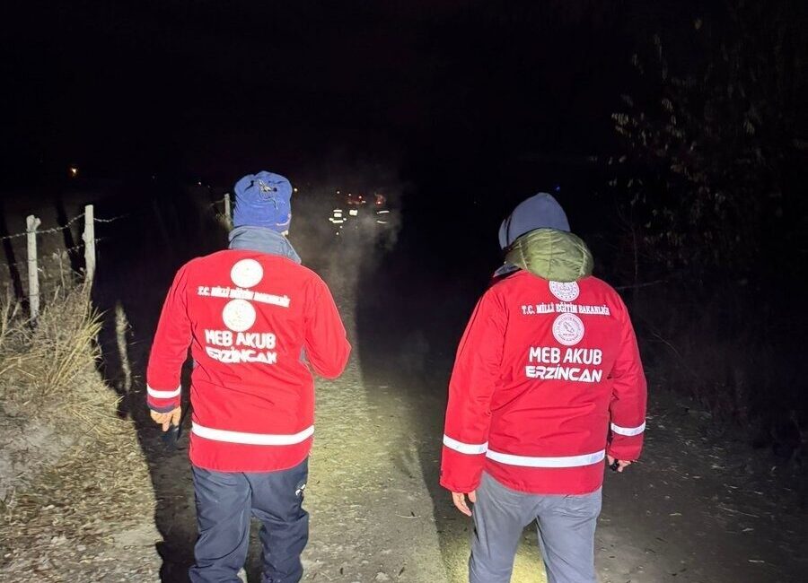 Erzincan’da Kayıp Alzheimer Hastası Yaşlı Adam, Arama Ekipleri Tarafından Sağ Olarak Bulundu Erzincan'da 70 yaşındaki alzheimer hastası Demir Karal, kaybolduktan sonra AFAD