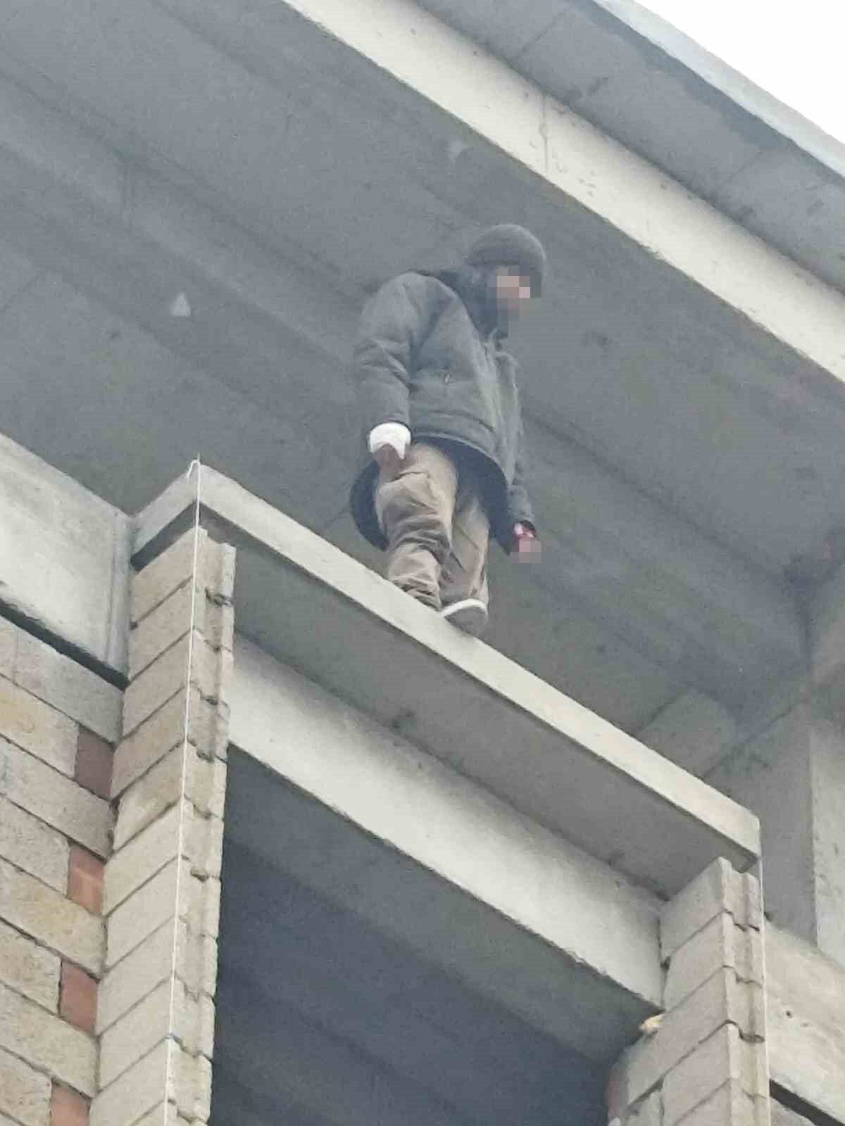 Horasan’da İnşaat Halindeki Binadan Atlama Girişiminde Bulunan Şahıs İkna Edildi Erzurum'un Horasan ilçesinde, S.Ö. adlı bir kişi inşa halindeki bir