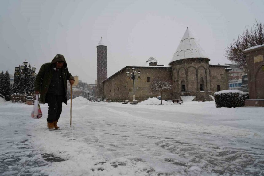 Erzurum’da etkili kar yağışı günlük yaşamı olumsuz etkiliyor.