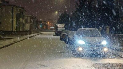 Erzurum, uzun süredir beklenen kar yağışıyla sabah saatlerinde beyaza büründü.