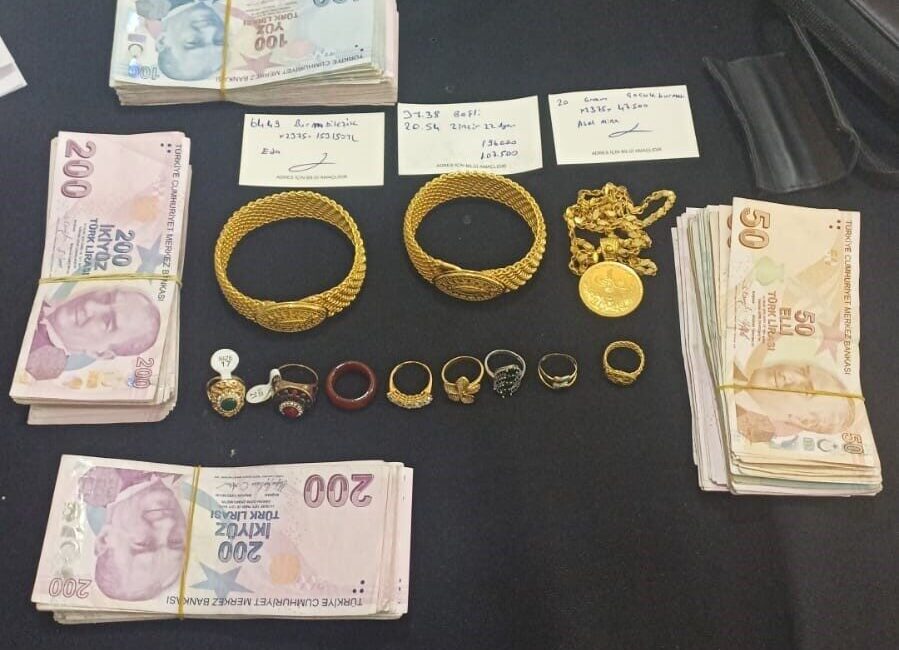 Erzurum’da Nitelikli Dolandırıcılık Şüphesiyle Gözaltına Alınan Şahıs Tutuklandı Erzurum'da nitelikli dolandırıcılık şüphesiyle S.Ç. isimli bir kişi yakalandı. Üzerinde