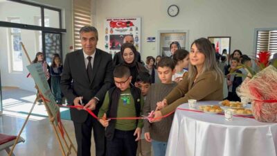 Erzurum'un Palandöken ilçesindeki Şehit Murat Ellik İlkokulu'nda, 3 Aralık Dünya