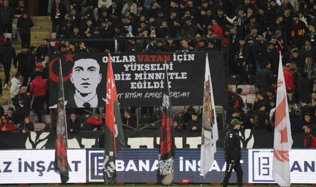 Eskişehirspor Taraftarları, Karşıyaka Maçında Şehit Hava Uçak Bakım Üsteğmeni Unutmadı Eskişehirspor taraftarları, TFF 3. Lig 4. Grup 12. haftasında Karşıyaka