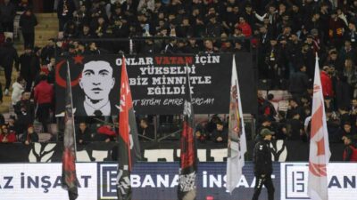 Eskişehirspor Taraftarları, Karşıyaka Maçında Şehit Hava Uçak Bakım Üsteğmeni Unutmadı Eskişehirspor taraftarları, TFF 3. Lig 4. Grup 12. haftasında Karşıyaka