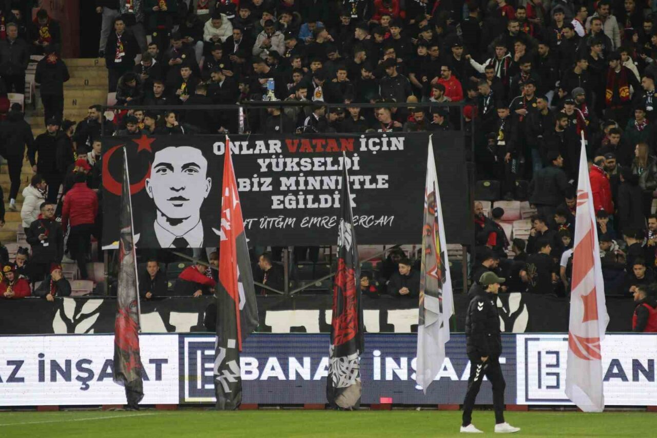 Eskişehirspor taraftarları, TFF 3. Lig 4. Grup 12. haftasında Karşıyaka