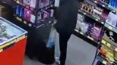 Esenler'deki bir zincir markette 28 Ekim'de vitrini açarak bir cep