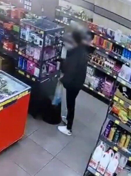 Esenler’de Zincir Marketten Cep Telefonu Çalan Hırsız Kısa Sürede Yakalandı Esenler'deki bir zincir markette 28 Ekim'de vitrini açarak bir cep