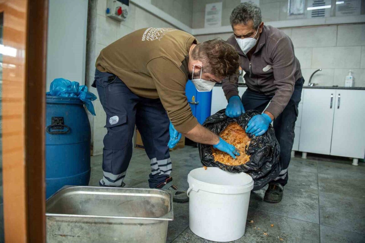 Esenyurt Belediyesi, aşevinden ve işletmelerden toplanan yemek artıklarıyla bayat ekmekleri