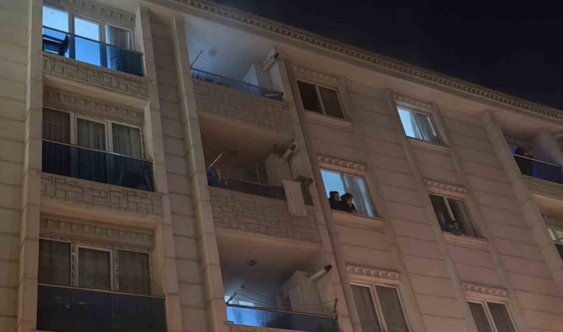 Esenyurt Yeşilkent Mahallesi'nde bir binanın ikinci katında çıkan yangında birçok