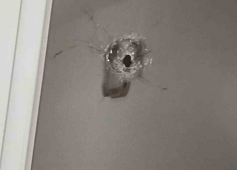 Esenyurt’ta Alkollü Şahıs, Silahla Havaya Ateş Açtı: Olay Sonrası Gözaltına Alındı Esenyurt'ta alkollü olduğu belirtilen bir şahıs, gece vakti rastgele havaya