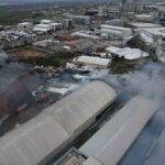 Esenyurt’taki hırdavat fabrikasındaki yangın gündüz de sürüyor, bölge trafiğe kapatıldı.