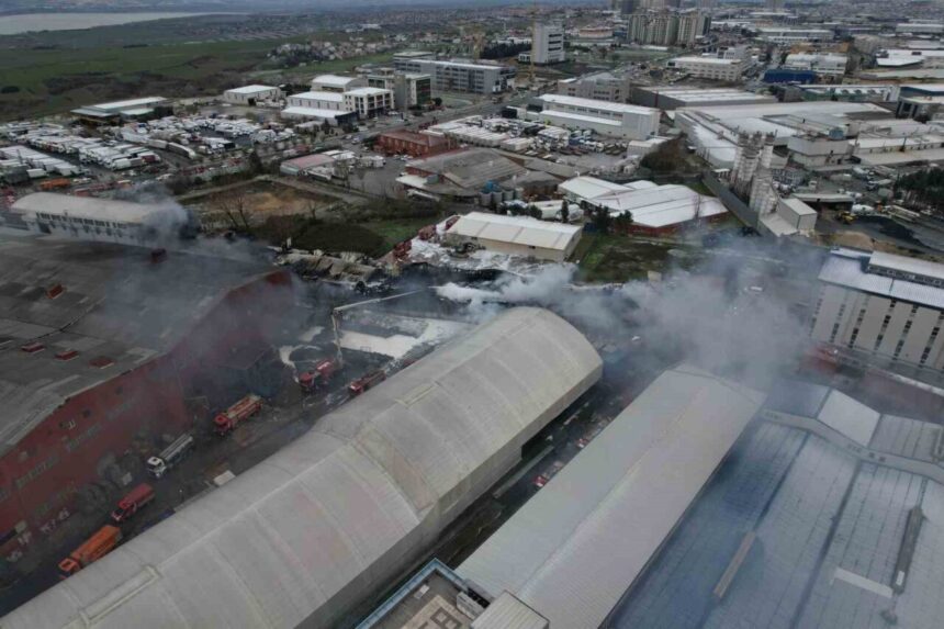Esenyurt’taki hırdavat fabrikasındaki yangın gündüz de sürüyor, bölge trafiğe kapatıldı.