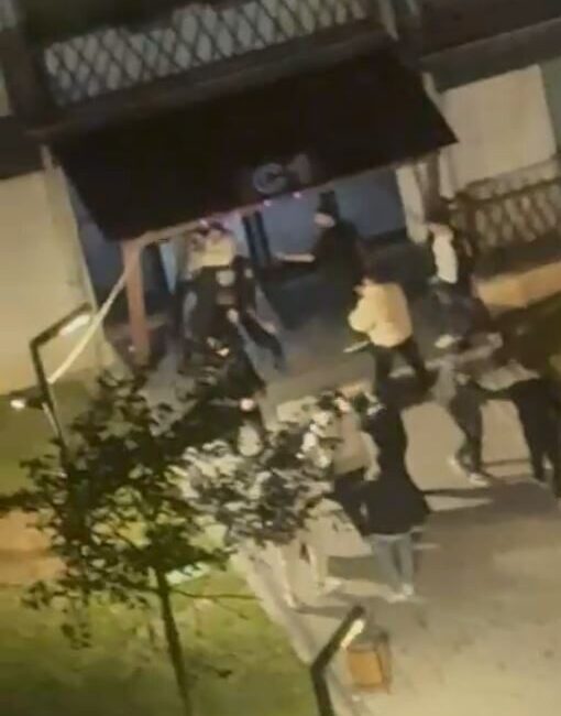 Esenyurt’ta İki Genç Gruplar Arasında Yaşanan Kavga Sokakları Savaş Alanına Döndürdü İstanbul Esenyurt’ta bir sitede iki grup arasında çıkan kavga, bölgeyi