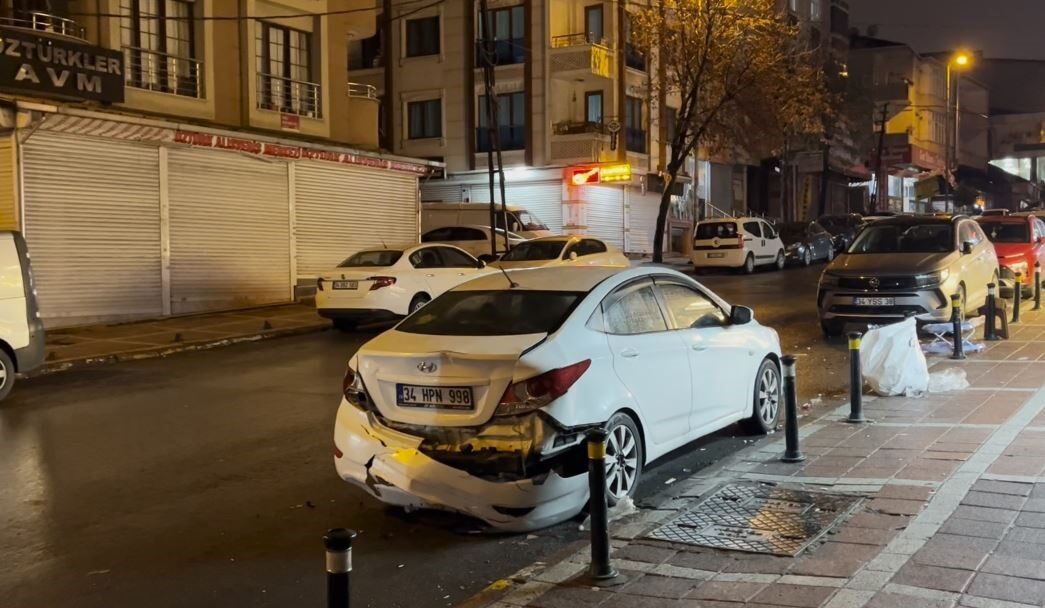 Esenyurt’ta Hafif Ticari Araç, Yolda Yürüyen Adamın Üzerine Düştü: Güvenlik Kamerasında Anbean Görüntülendi İstanbul Esenyurt'ta hafif ticari aracın sürücüsü, direksiyon hakimiyetini kaybederek yol