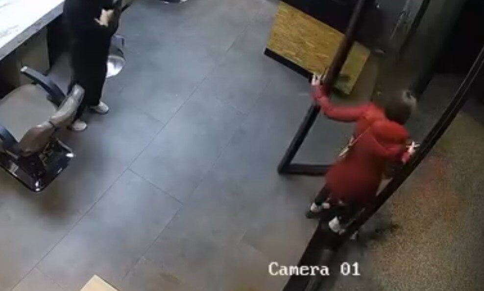 Esenyurt’ta Kuaförde 3 Bin Lira Değeri İşlem Yaptıran Kadın, Ödeme Yapmadan Kayboldu İstanbul Esenyurt’ta bir kadın kuaföründe 3 bin lira değerinde saç