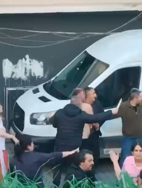 Esenyurt’ta Park Yeri Kavgasında Bıçaklı Saldırı Gerçekleşti Esenyurt'ta bir bina sakinleri ile esnaf arasında park yeri yüzünden