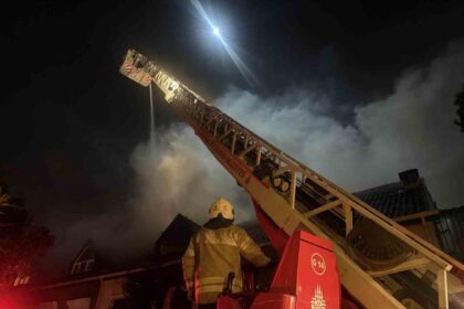 Esenyurt’ta çıkan villa yangını, komşu evin çatısını da etkiledi, itfaiye müdahale etti.