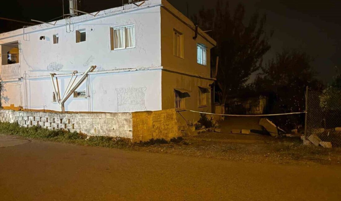 Hatay’da 77 Yaşındaki Adam, Eşini Baltayla Öldürüp Banyoda Açtığı Çukura Gömerek Gizledi Hatay’ın Erzin ilçesinde 77 yaşındaki B.S, 61 yaşındaki eşi Meliha