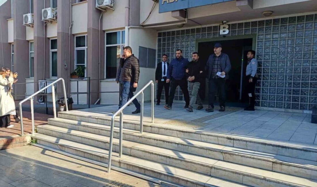 Aydın’da Boşanma Sürecindeki Eşine Bıçak Çeken Şahıs Tutuklandı Aydın'ın Efeler ilçesinde, boşanma sürecindeki eşi G.G.'yi adliye önünde bıçaklayan