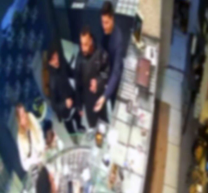 İstanbul'un Sarıyer ilçesinde Ezgi Ö., evindeki altınların çalındığını bildirerek polisi