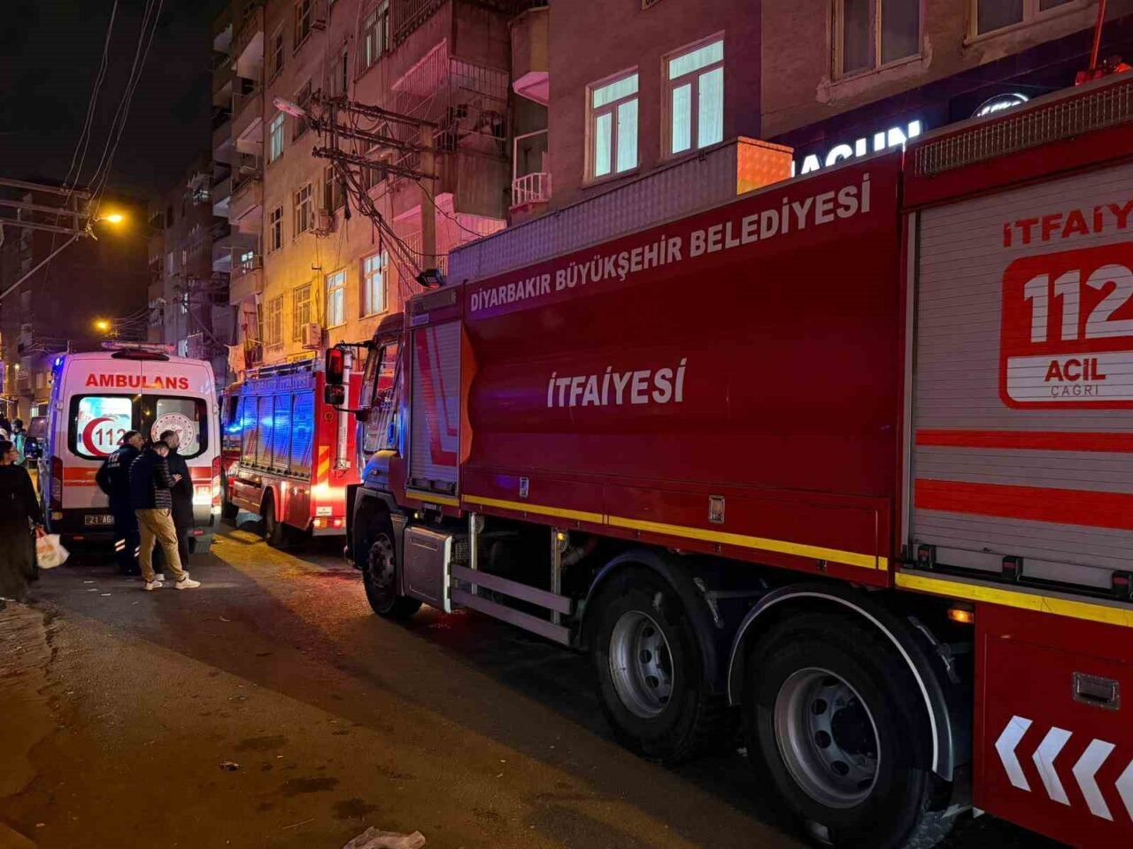 Diyarbakır'ın Bağlar ilçesinde bir kişi, eşiyle tartıştıktan sonra evini ateşe