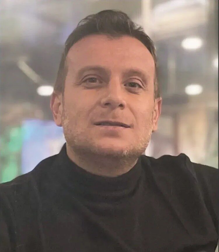 Denizli'nin Sarayköy ilçesindeki bir alkollü mekanda, İhsan Karadeniz ile Serdar