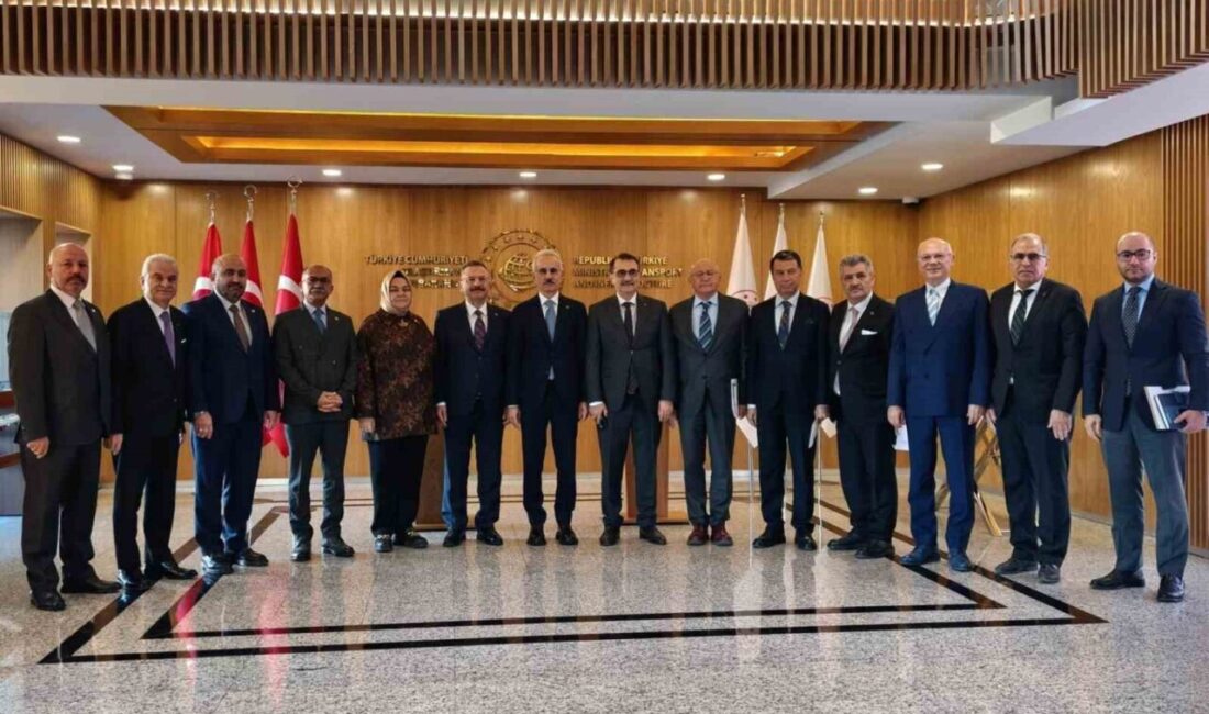 Eskişehir heyeti, Ulaştırma ve Altyapı Bakanı Abdulkadir Uraloğlu’nu ziyaret etti.