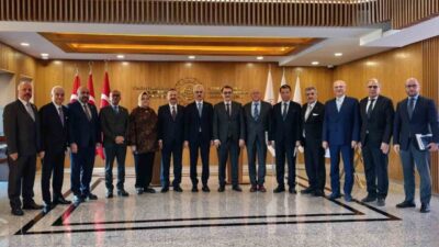 Eskişehir heyeti, Ulaştırma ve Altyapı Bakanı Abdulkadir Uraloğlu’nu ziyaret etti.