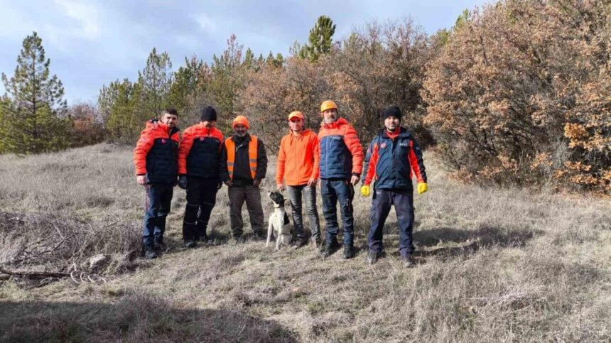 Eskişehir’de 12 metrelik çukura düşen köpek, AFAD ekipleri tarafından kurtarıldı.
