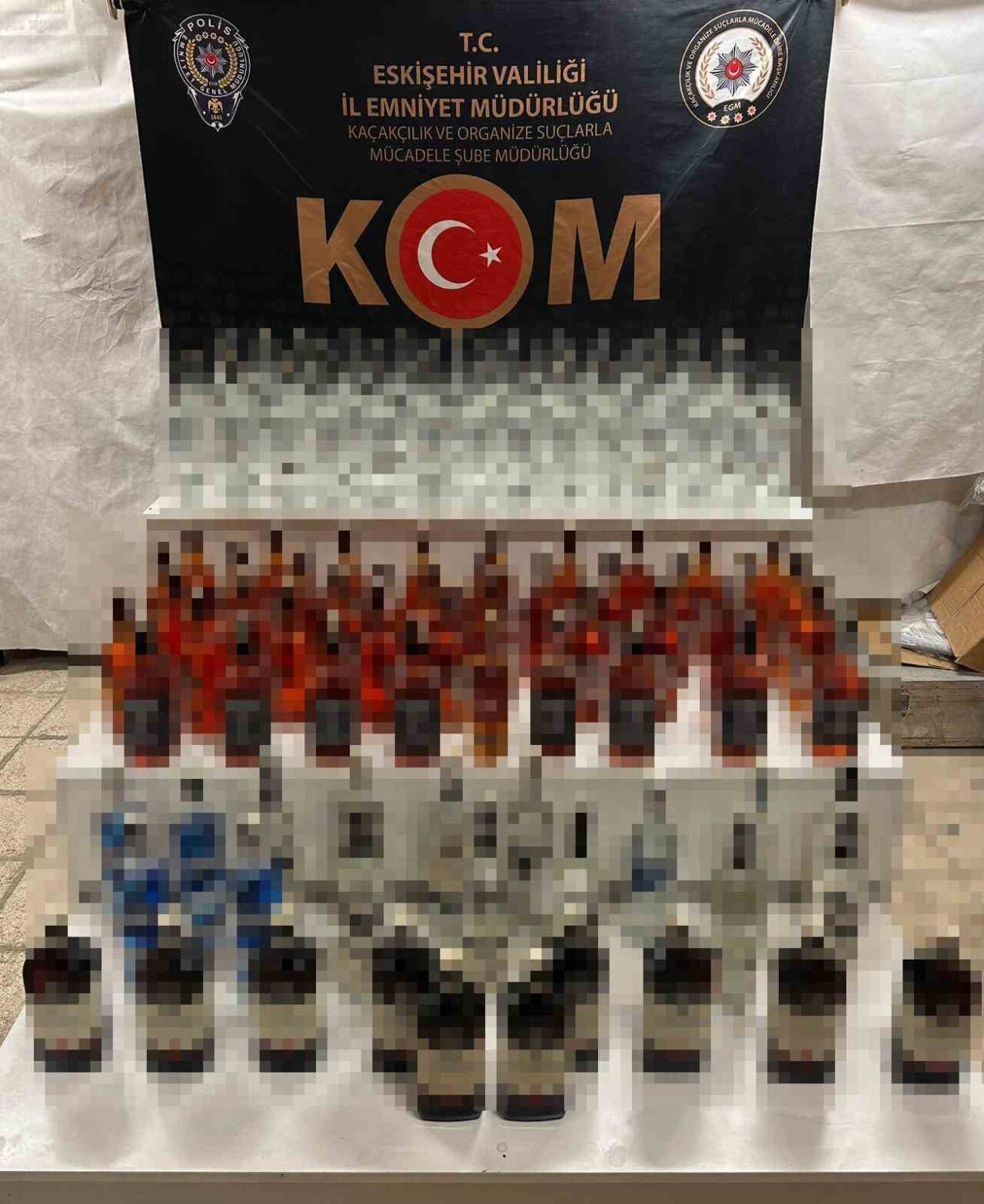 Eskişehir'de yılbaşı öncesi gerçekleştirilen operasyonda, KOM ekipleri 128 şişe kaçak