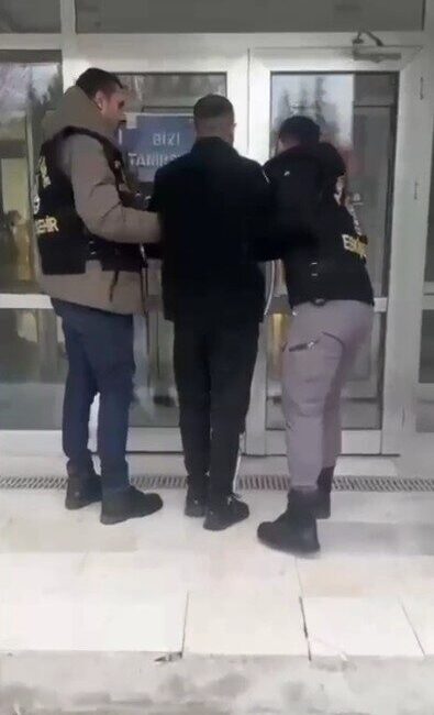 Eskişehir’de 19 yıl 6 ay 20 gün hapis cezası bulunan şahıs, polis tarafından yakalanarak cezaevine gönderildi. Eskişehir'de, "Beden Bakımından Kendisini Savunamayacak Durumda Bulunan Kişiye Karşı Yağma"