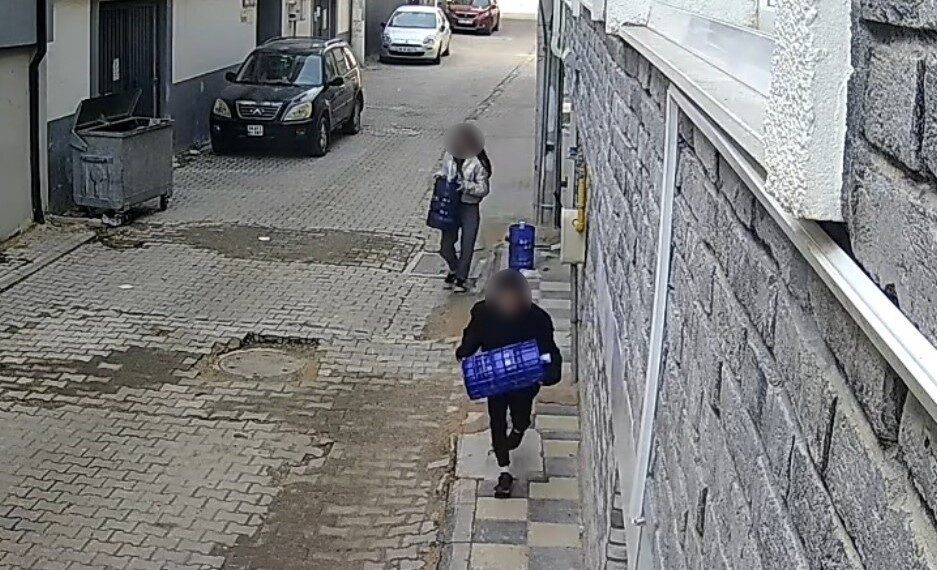 Eskişehir’de Küçük Yaştaki İki Çocuğun Apartmanın Önünden Damacana Çaldığı Olay Güvenlik Kamerasında Görüntülendi Eskişehir'in Sütlüce Mahallesi'nde güvenlik kameralarına yansıyan ilginç bir hırsızlık olayı
