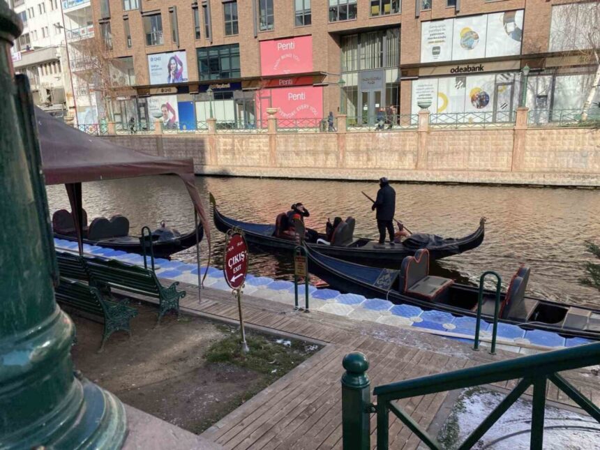 Eskişehir’de soğuk havaya rağmen gondol seferlerine ilgi devam ediyor.