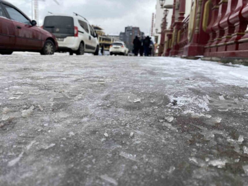 Eskişehir’de kar yağışı sonrası buzlanan kaldırımlar yayalara zorluk çıkardı.