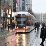 Eskişehir’de gün boyunca hafif yağan kar, akşam saatlerinde kuvvetlendi. Vatandaşlar manzarayı kaydetti.