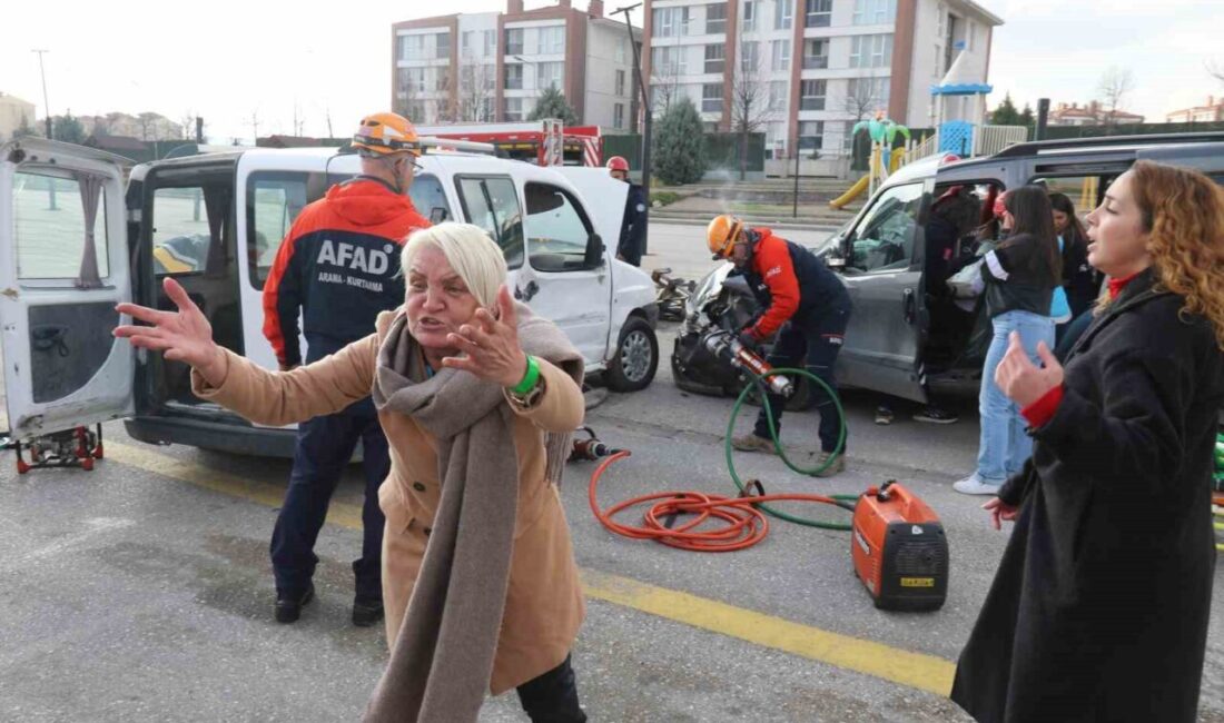 Eskişehir'de gerçekleştirilen tatbikatta, 26 personel ve 9 araçla kazaya müdahale