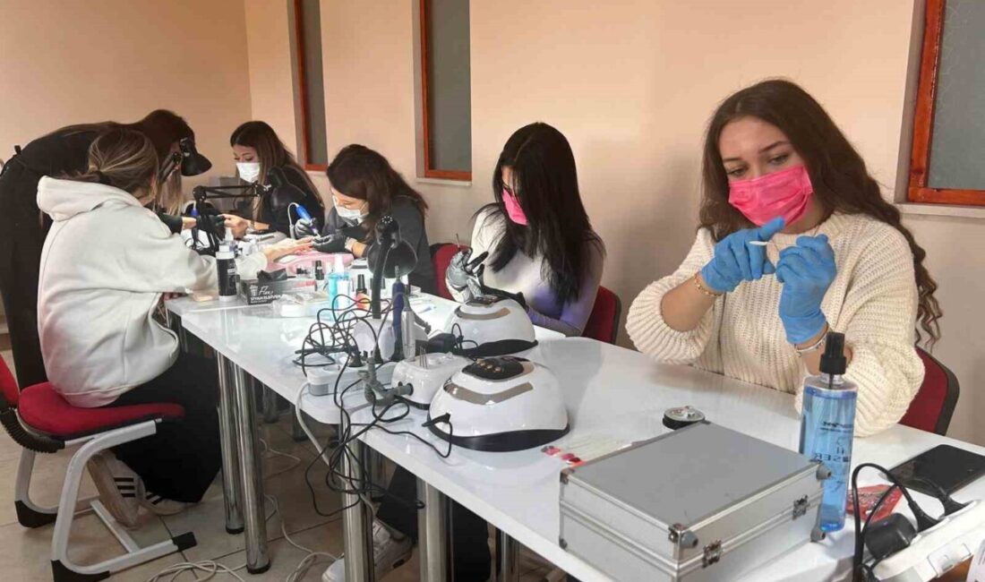 Eskişehir’de Türkiye’nin İlk Protez Tırnak Atölyesi Açıldı: Eğitimler Başladı Eskişehir'de Türkiye’nin ilk protez tırnak atölyesi Tepebaşı Nafiye-Hüseyin Küçükoğlu Halk