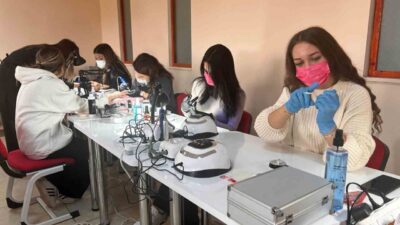 Eskişehir'de, Türkiye'nin ilk kamuya ait protez tırnak atölyesi açıldı. Tepebaşı