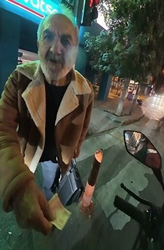 Eskişehir'de bir adam, bulduğu 50 TL'yi kuryeye vererek "Çay iç"