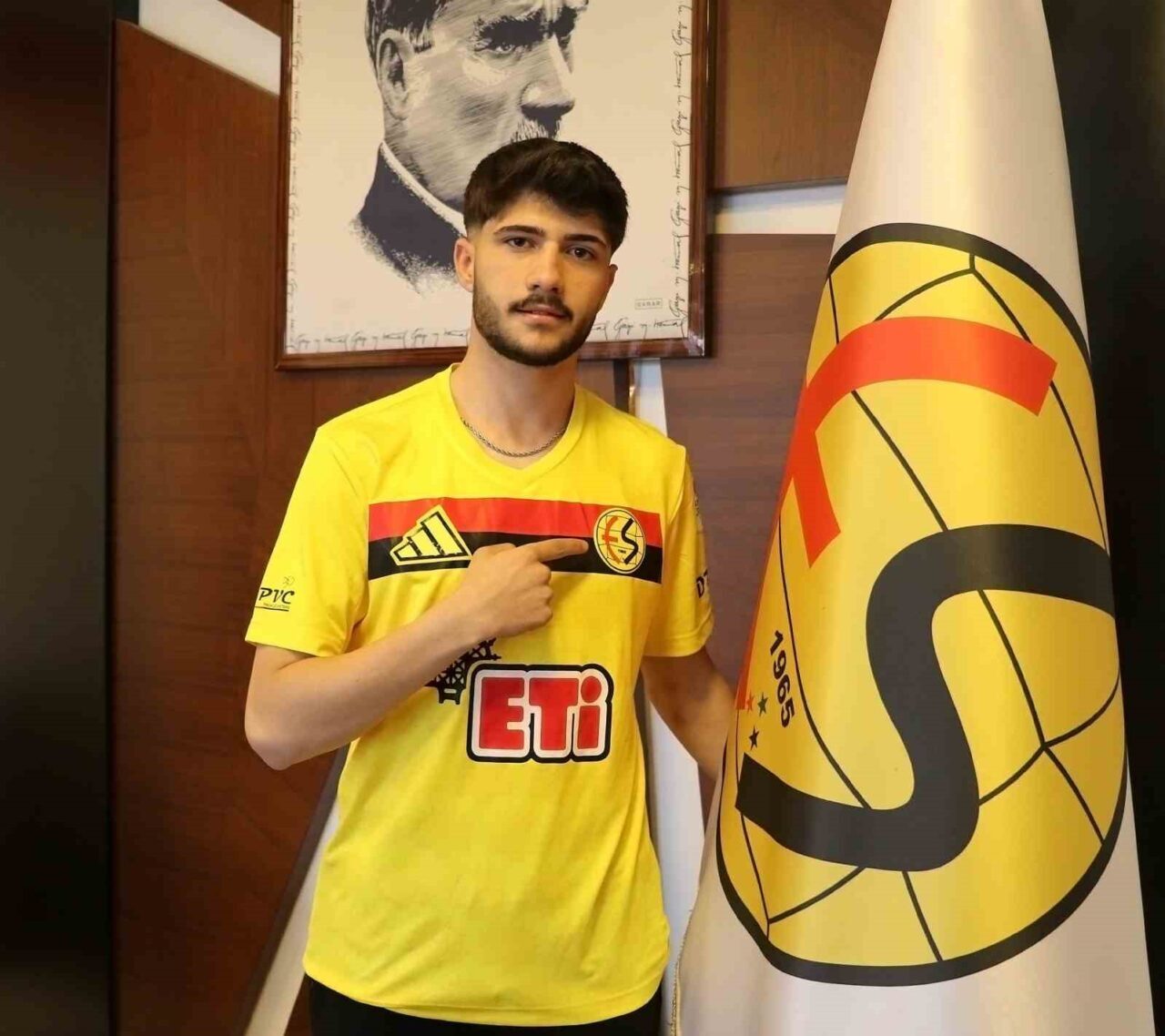 Eskişehirspor, Erzurumspor FK'dan 20 yaşındaki orta saha oyuncusu Muhammet Taha