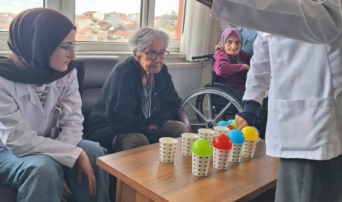 Eskişehir Osmangazi Üniversitesi Hemşirelik Öğrencileri, Huzurevi Sakinleri için Özel Bir Etkinlik Düzenledi Eskişehir Osmangazi Üniversitesi Hemşirelik Bölümü öğrencileri, Halis Toprak Huzurevi'nde anlamlı