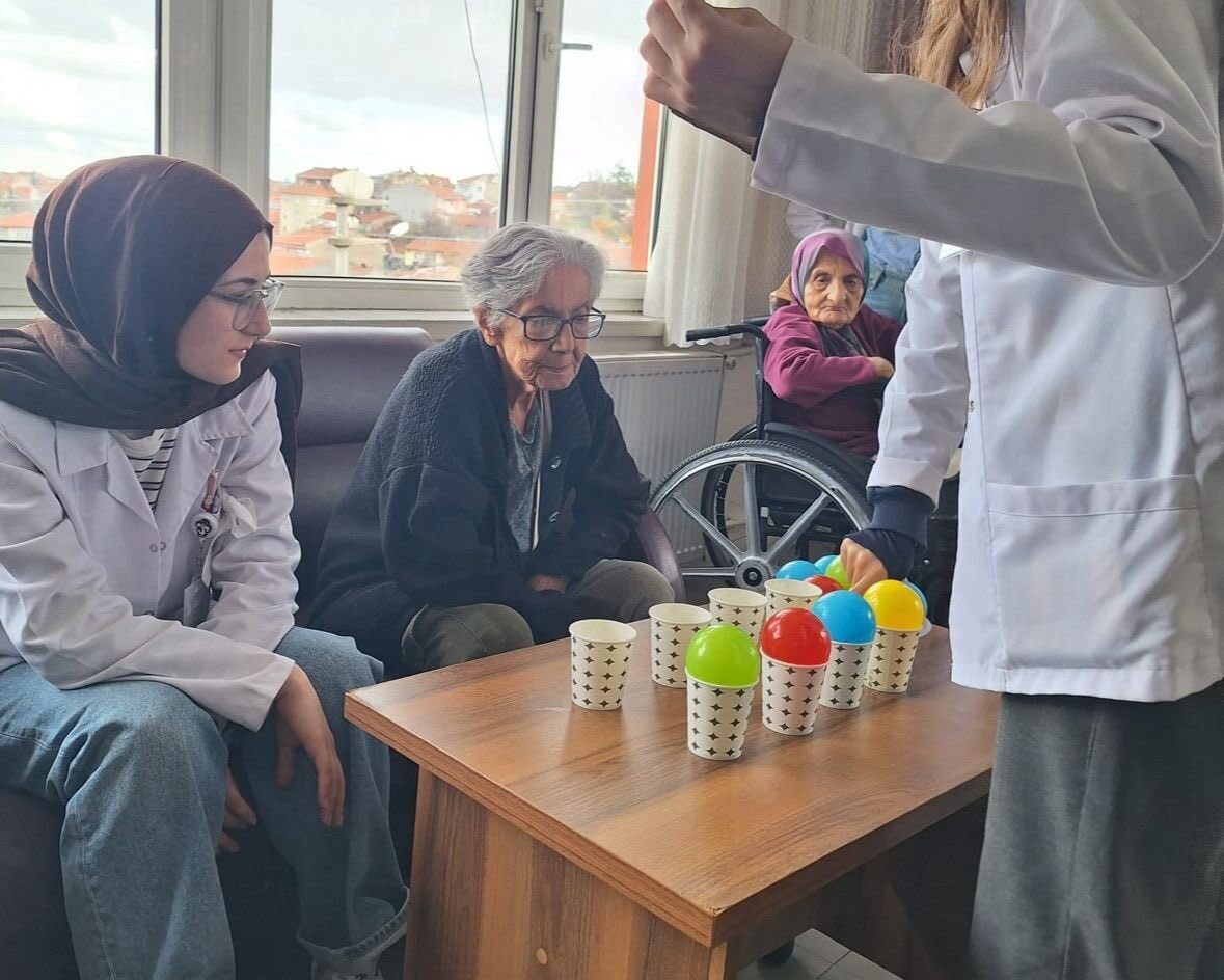 Eskişehir Osmangazi Üniversitesi Hemşirelik Bölümü öğrencileri, Halis Toprak Huzurevi'nde anlamlı