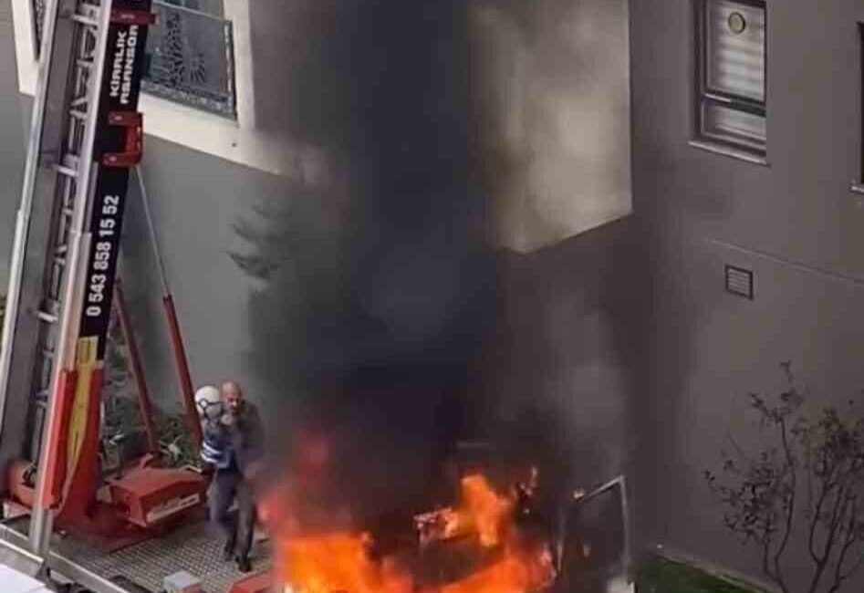 Bursa'nın Osmangazi ilçesinde, Demirtaş Mahallesi'nde bir vinç yangın çıktı. Yangın